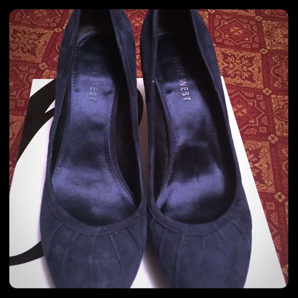 Size 6 new Nine  West heels.